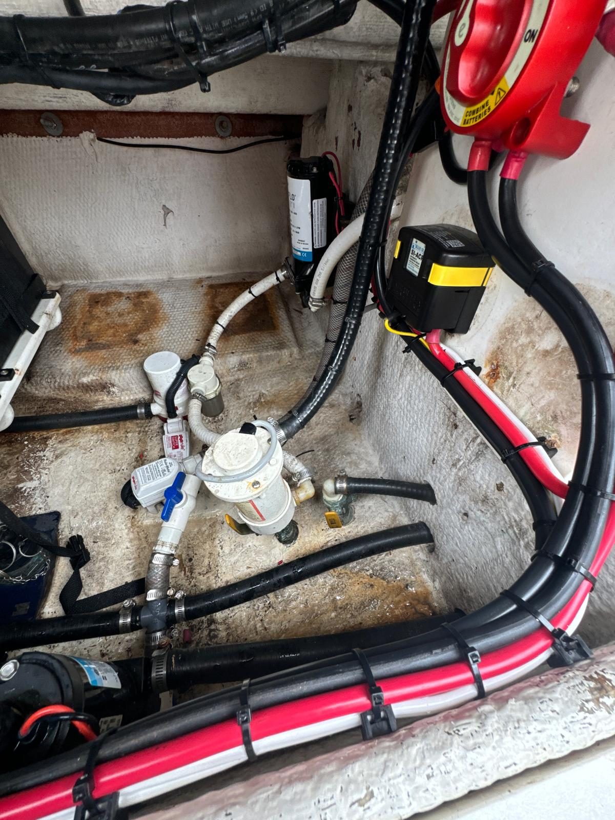 Bilge compartment with washdown pump, sea chest plumbing and a properly protected battery switch